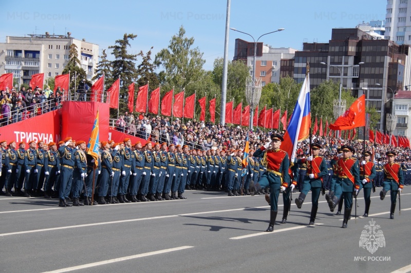 Парадный расчет Волжского спасательного центра принял участие в военном параде Победы