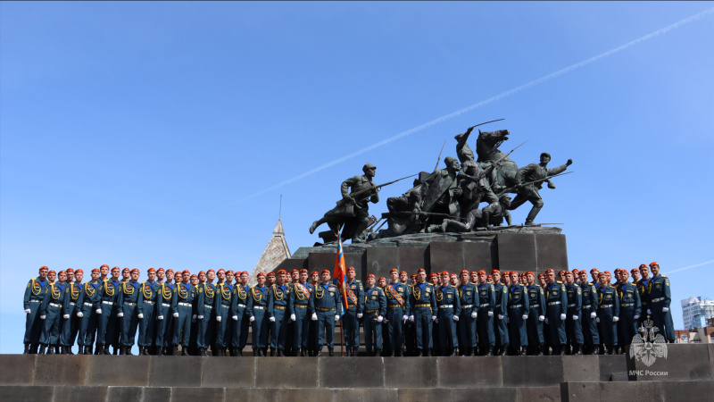 Парадный расчет Волжского спасательного центра принял участие в военном параде Победы