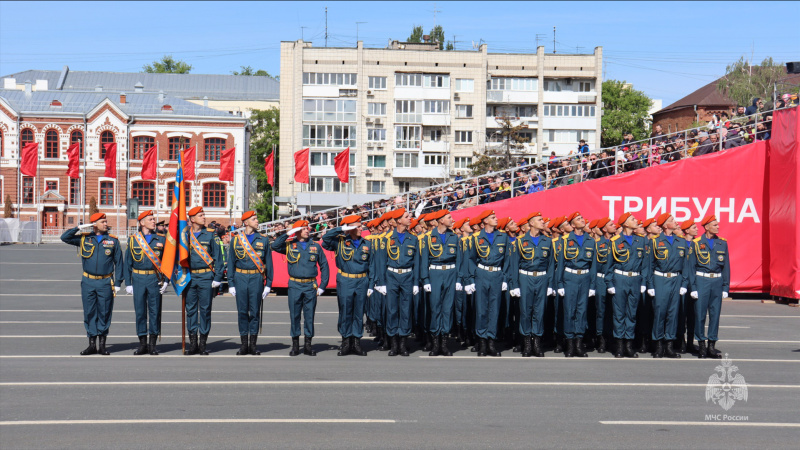 Парадный расчет Волжского спасательного центра принял участие в военном параде Победы