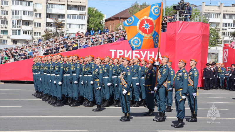Парадный расчет Волжского спасательного центра принял участие в военном параде Победы