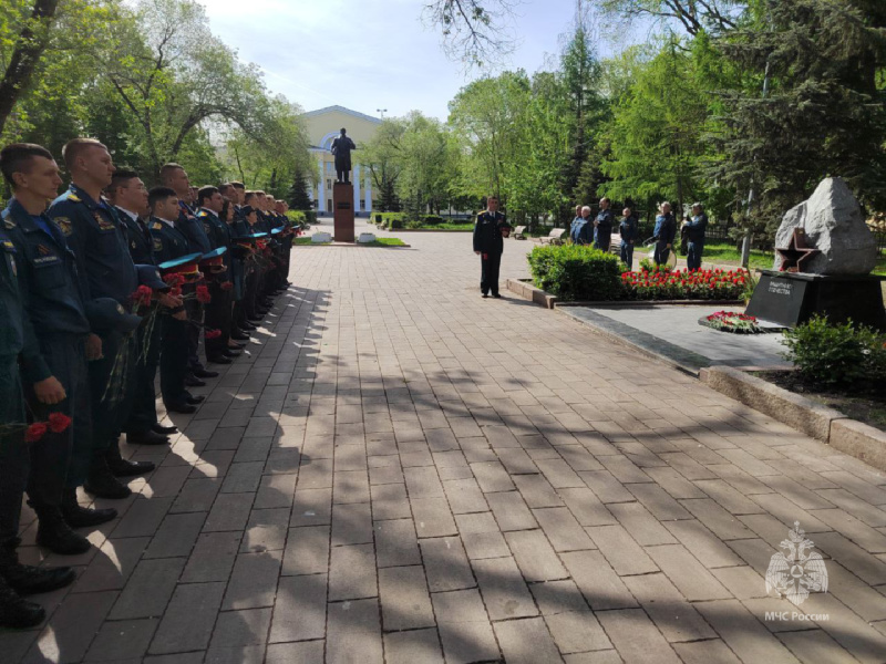 Торжественная церемония возложения цветов к памятнику «Защитника Отечества»