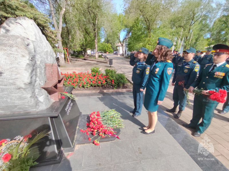 Торжественная церемония возложения цветов к памятнику «Защитника Отечества»