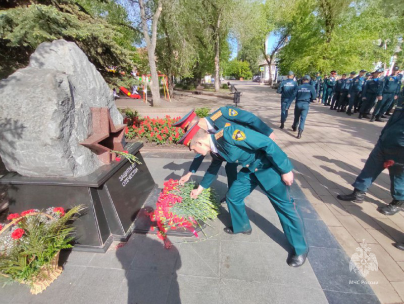 Торжественная церемония возложения цветов к памятнику «Защитника Отечества»