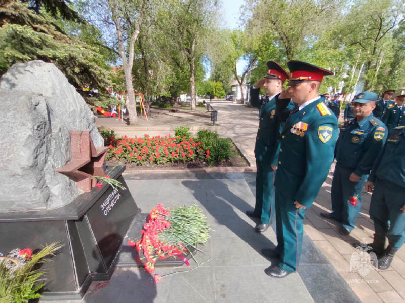 Торжественная церемония возложения цветов к памятнику «Защитника Отечества»