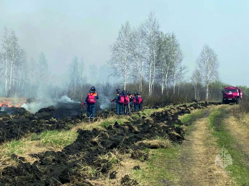 Военнослужащие центра продолжают работать по ликвидации лесных пожаров в Тюменской области