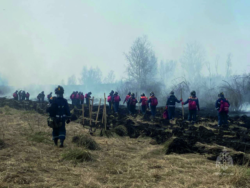 Военнослужащие центра продолжают работать по ликвидации лесных пожаров в Тюменской области