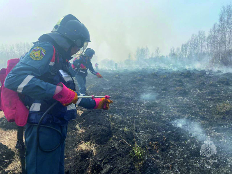 Военнослужащие центра продолжают работать по ликвидации лесных пожаров в Тюменской области
