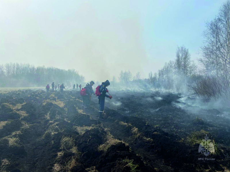Военнослужащие центра продолжают работать по ликвидации лесных пожаров в Тюменской области