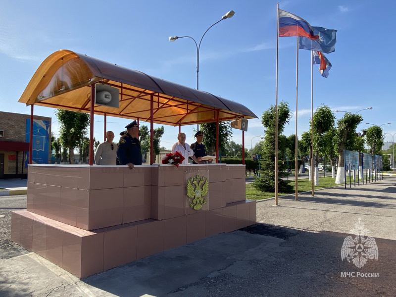 Поздравление ветерана спасательного центра с 70-летием