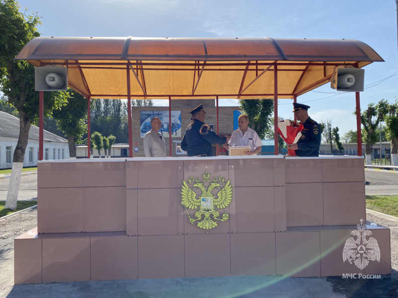 Поздравление ветерана спасательного центра с 70-летием