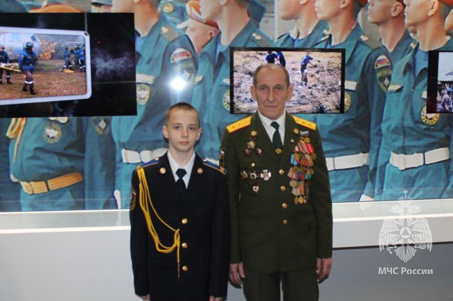 Поздравление ветерана спасательного центра с 70-летием
