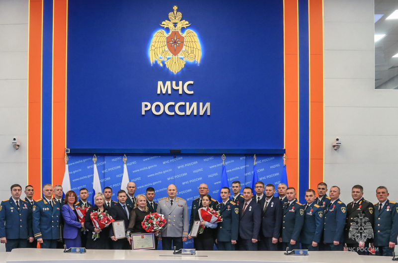 Глава МЧС России Александр Куренков вручил государственные награды военнослужащим центра