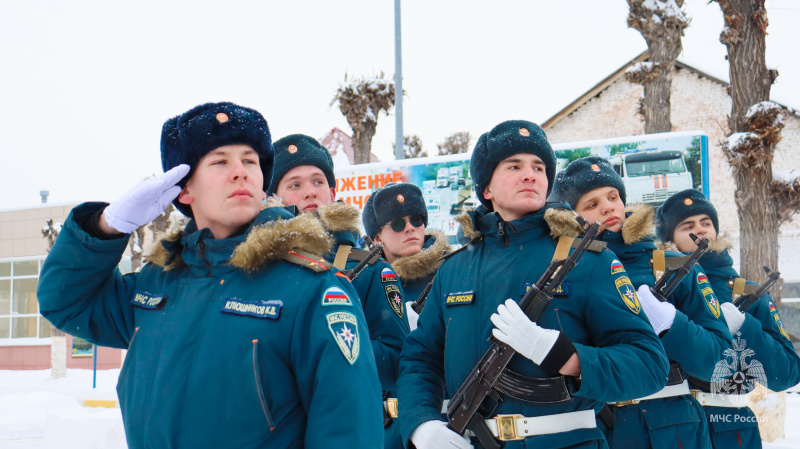 Молодое пополнение Волжский СЦ МЧС России приведено к военной присяге