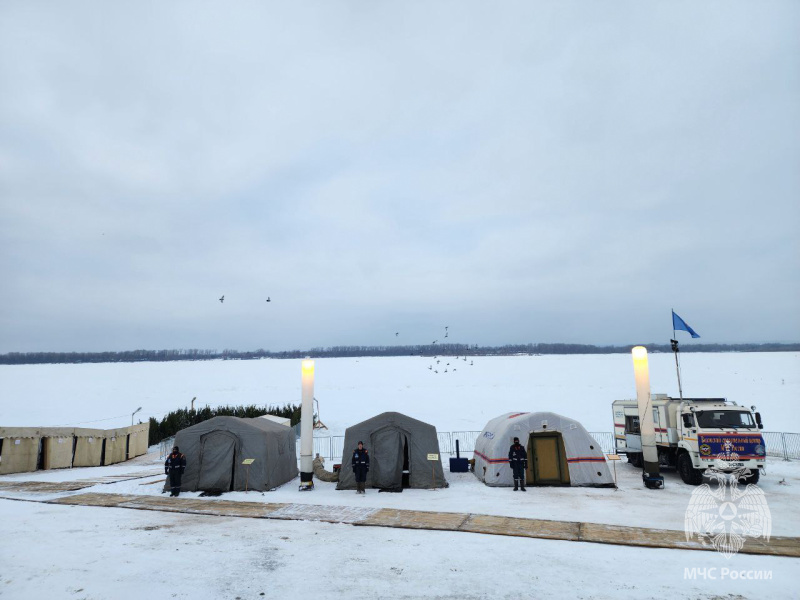 Военнослужащие Спасательного центра приняли участие в обеспечении безопасности на Крещенских купаниях