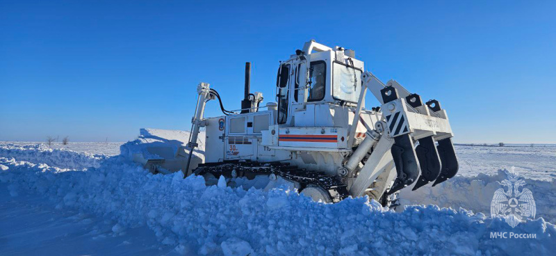 Военнослужащие Волжского спасательного центра ликвидируют последствия обильного снегопада в Самарской области