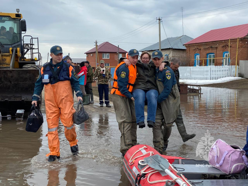 Группировки спасательного центра выполняют задачи на подтопленных территориях Самарской и Оренбургской областей