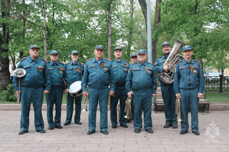 Военнослужащие Волжского спасательного центра приняли участие в торжественной церемонии возложении цветов к памятнику «Защитника Отечества»