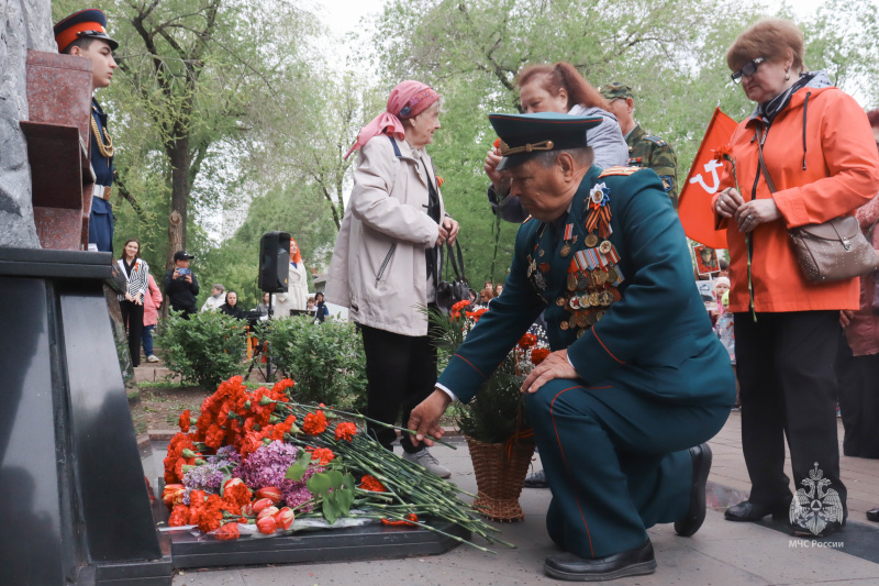 Военнослужащие Волжского спасательного центра приняли участие в торжественной церемонии возложении цветов к памятнику «Защитника Отечества»