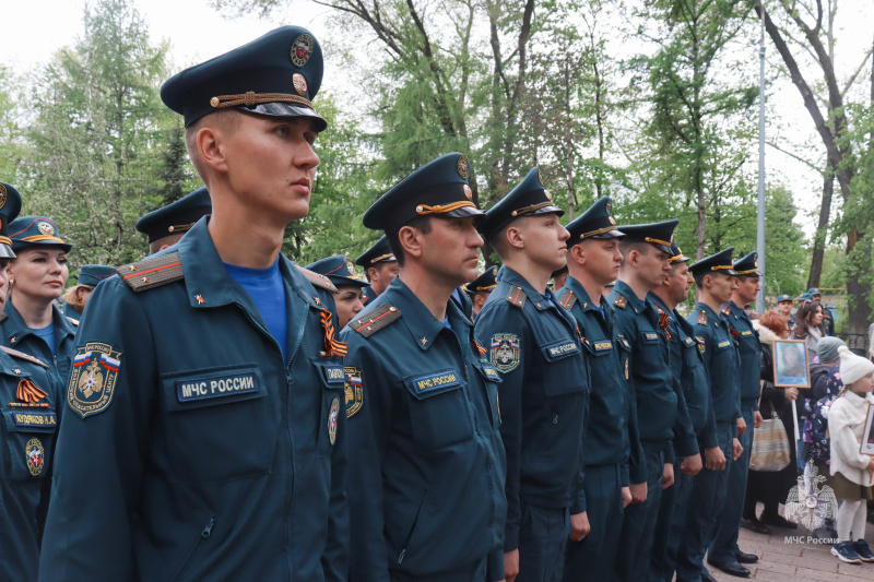 Военнослужащие Волжского спасательного центра приняли участие в торжественной церемонии возложении цветов к памятнику «Защитника Отечества»