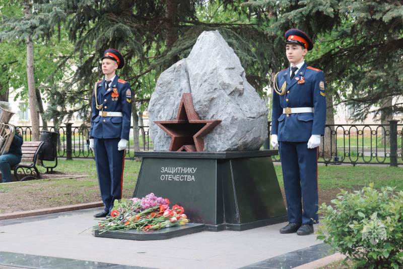 Военнослужащие Волжского спасательного центра приняли участие в торжественной церемонии возложении цветов к памятнику «Защитника Отечества»