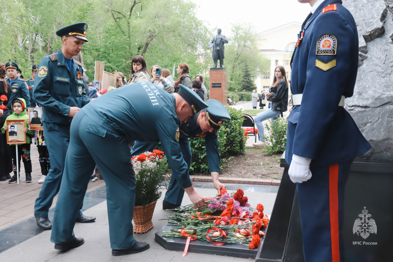 Военнослужащие Волжского спасательного центра приняли участие в торжественной церемонии возложении цветов к памятнику «Защитника Отечества»