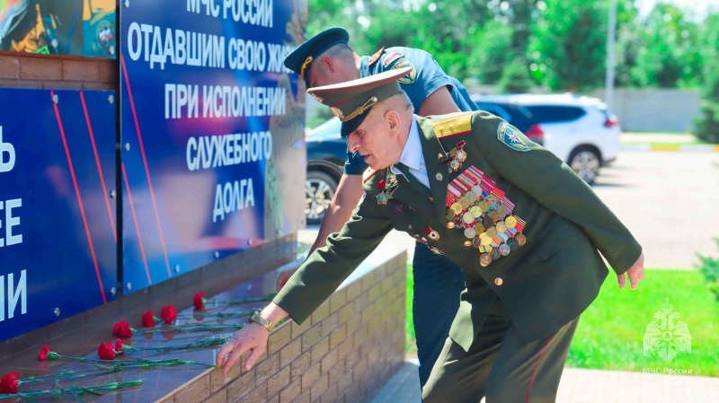 Военнослужащие центра поздравили ветерана ФГКУ «Волжский СЦ МЧС России» с 71-летием