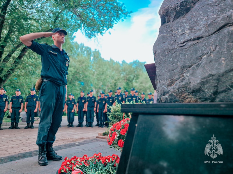 Военнослужащие центра почтили память героев павших в Великой Отечественной войне