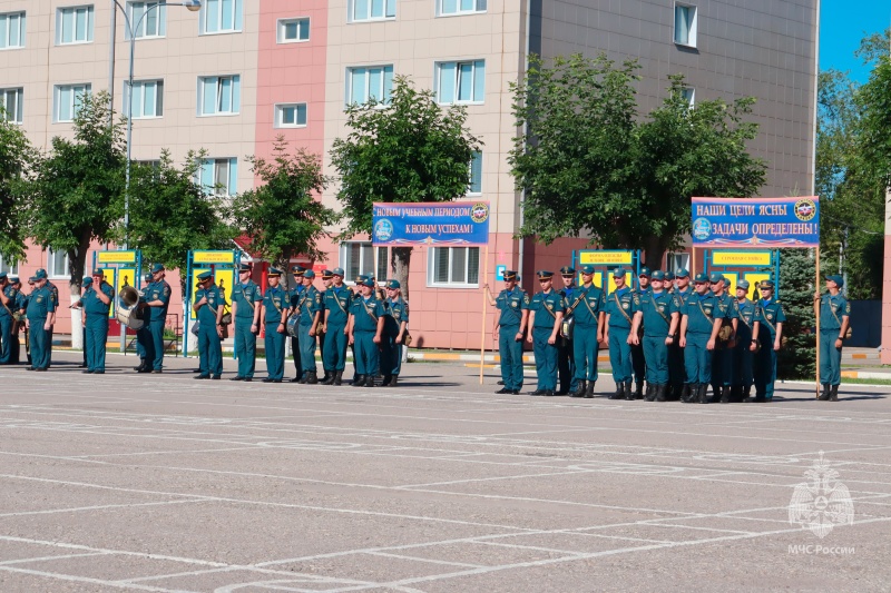 На плацу ФГКУ «Волжский СЦ МЧС России» прошел торжественный митинг, посвященный началу летнего периода обучения 2024 учебного года