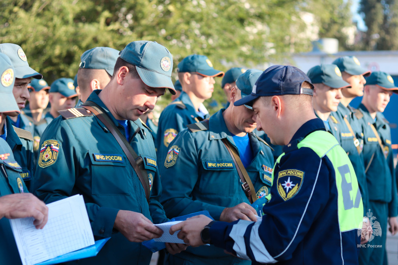 Убытие военнослужащих Волжского спасательного центра в полевой выход