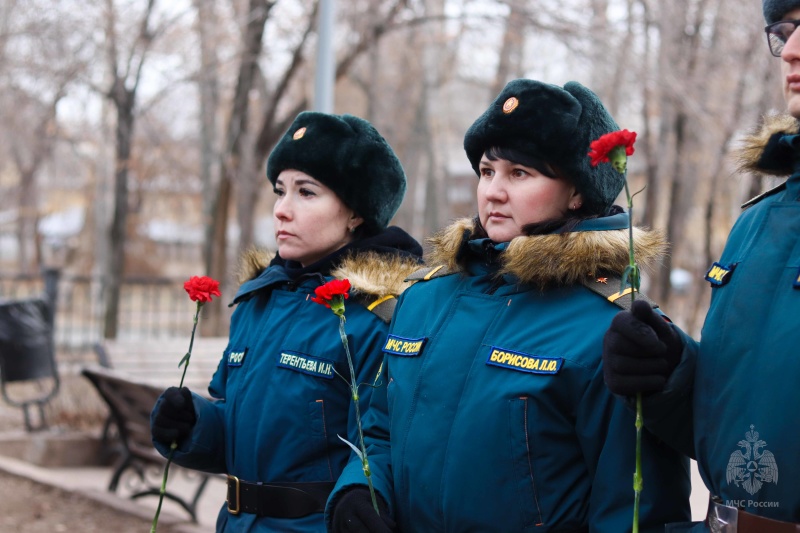 Военнослужащие центра почтили память Героев Отечества