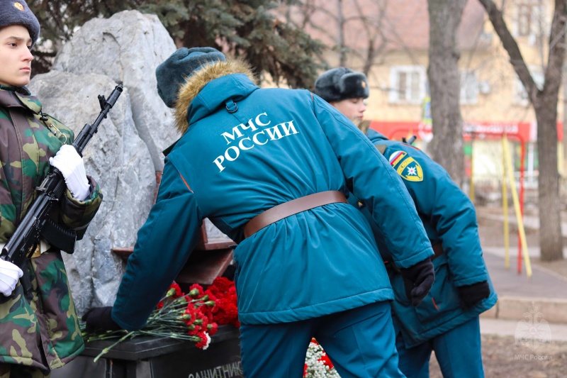 Военнослужащие центра почтили память Героев Отечества