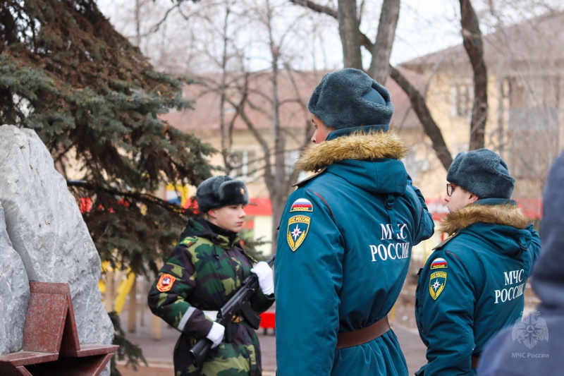 Военнослужащие центра почтили память Героев Отечества