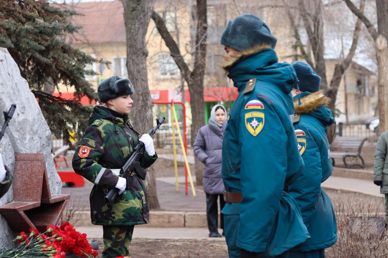 Военнослужащие центра почтили память Героев Отечества