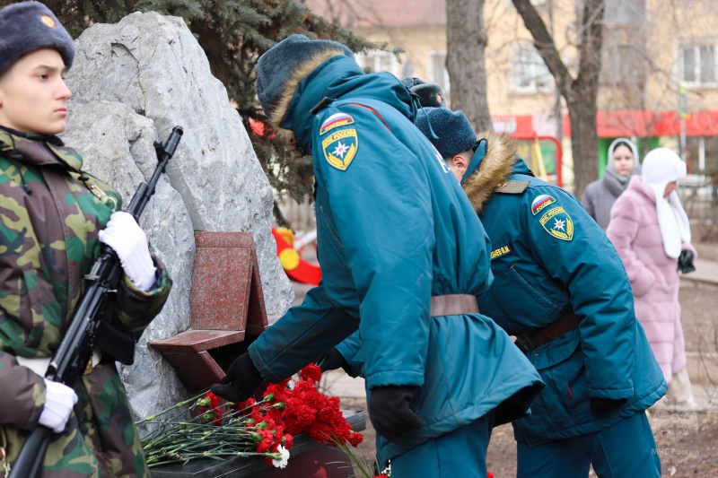 Военнослужащие центра почтили память Героев Отечества