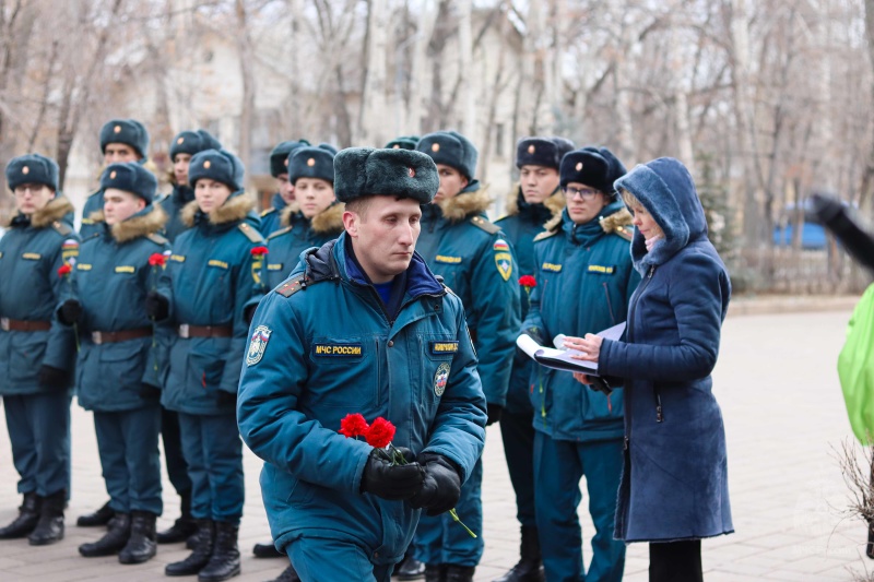 Военнослужащие центра почтили память Героев Отечества