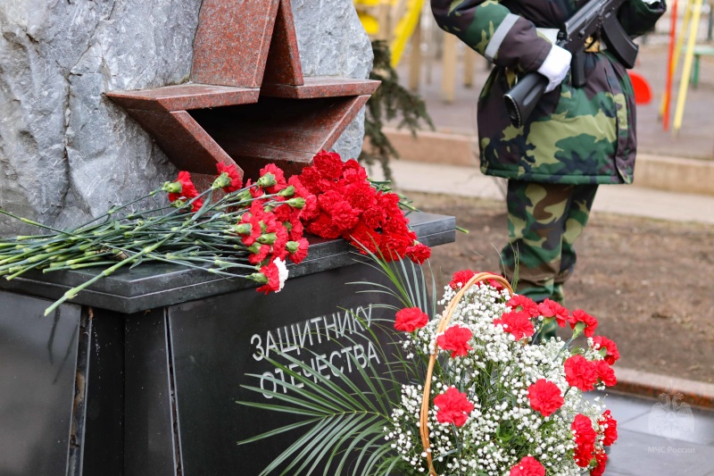 Военнослужащие центра почтили память Героев Отечества