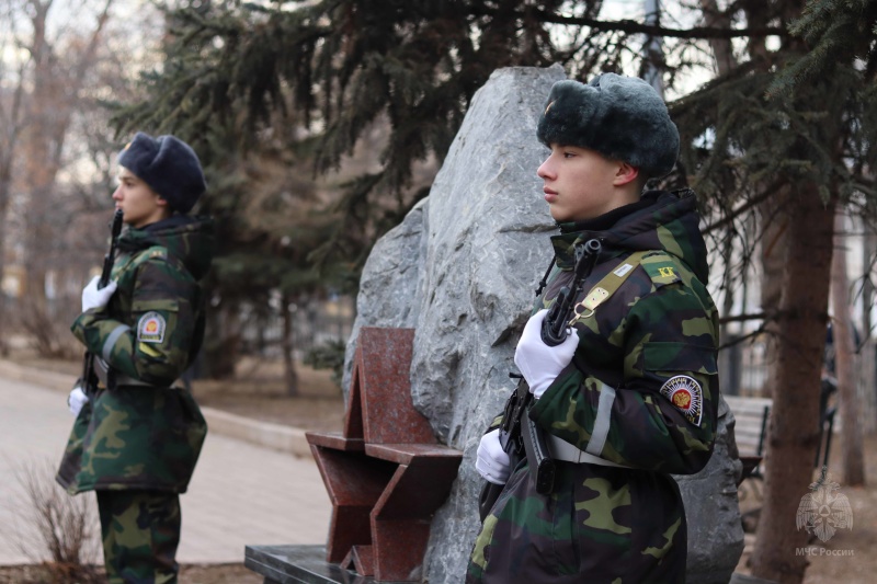 Военнослужащие центра почтили память Героев Отечества