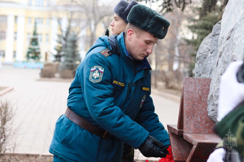 Военнослужащие центра почтили память Героев Отечества