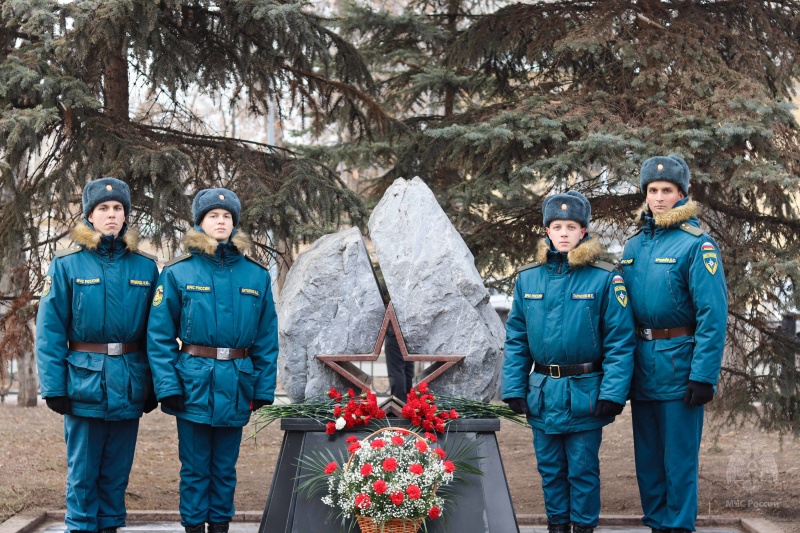 Военнослужащие центра почтили память Героев Отечества