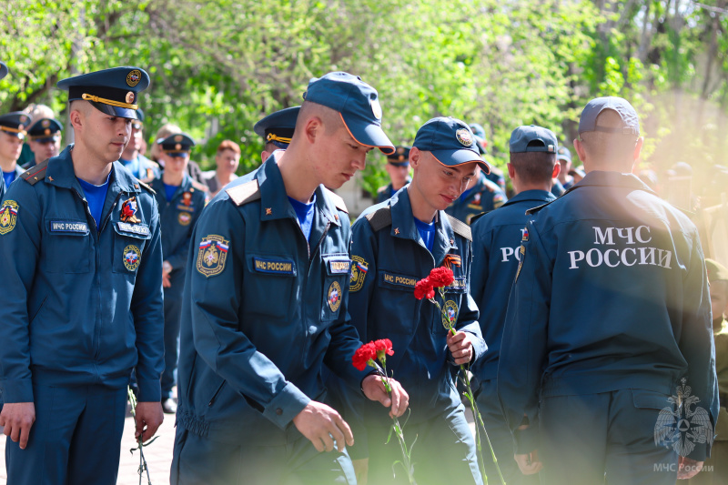 Военнослужащие центра приняли участие в торжественной церемонии возложении цветов к памятнику «Защитника Отечества»