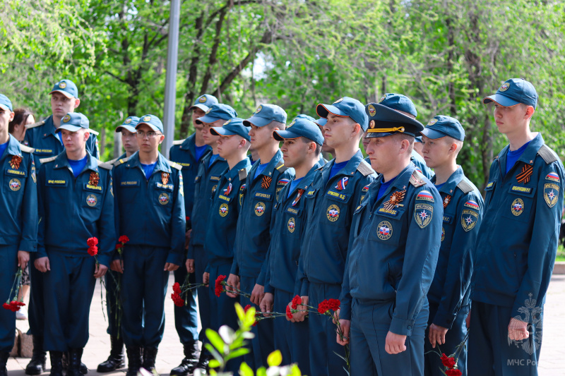 Военнослужащие центра приняли участие в торжественной церемонии возложении цветов к памятнику «Защитника Отечества»