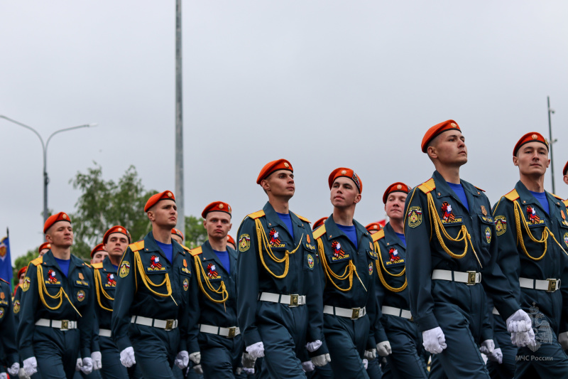 Военнослужащие Волжского спасательного центра МЧС России приняли участие в Параде Победы на центральной площади имени  В. В. Куйбышева города Самары