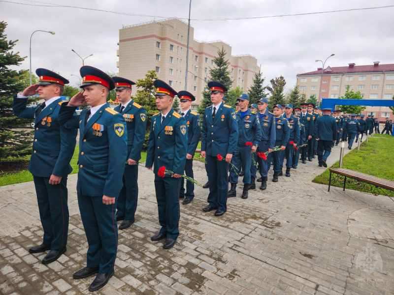 Военнослужащие центра приняли участие в церемонии возложения цветов