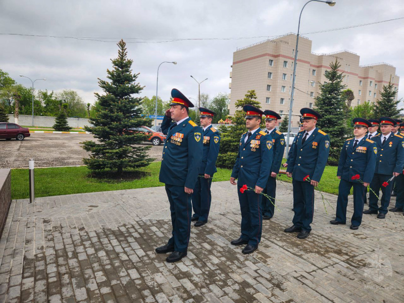 Военнослужащие центра приняли участие в церемонии возложения цветов