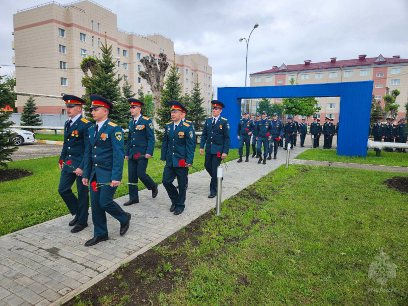 Военнослужащие центра приняли участие в церемонии возложения цветов