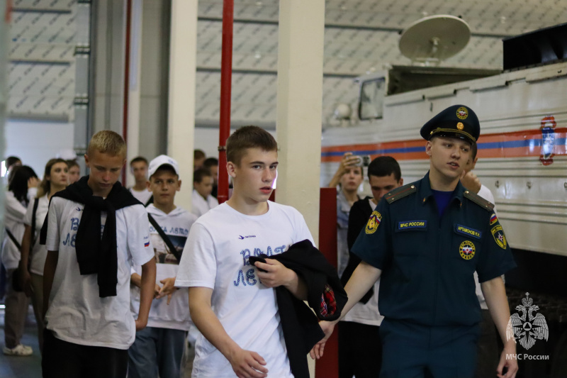 Кадеты Луганского кадетского корпуса им. маршала авиации Александра Ефимова и воспитанники Кировской многопрофильной гимназии посетили Волжский спасательный центр с экскурсией