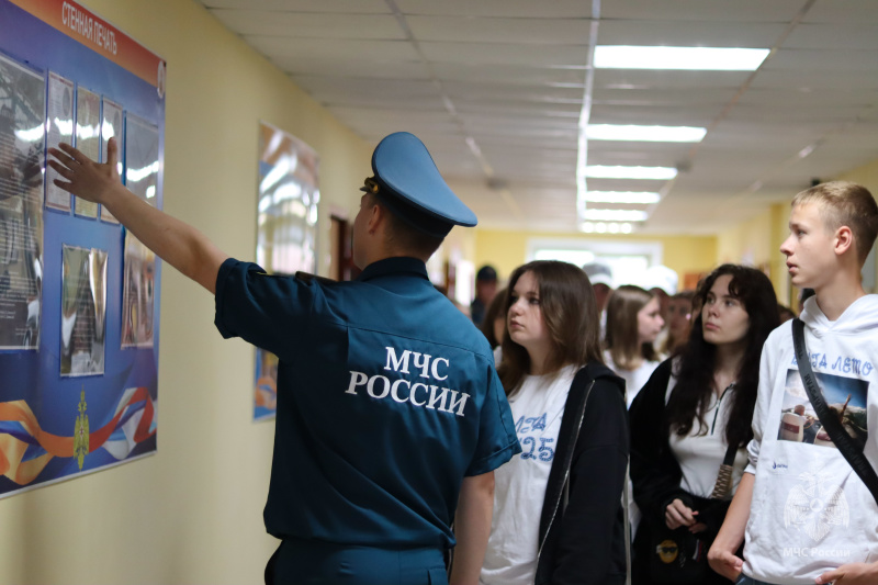 Кадеты Луганского кадетского корпуса им. маршала авиации Александра Ефимова и воспитанники Кировской многопрофильной гимназии посетили Волжский спасательный центр с экскурсией