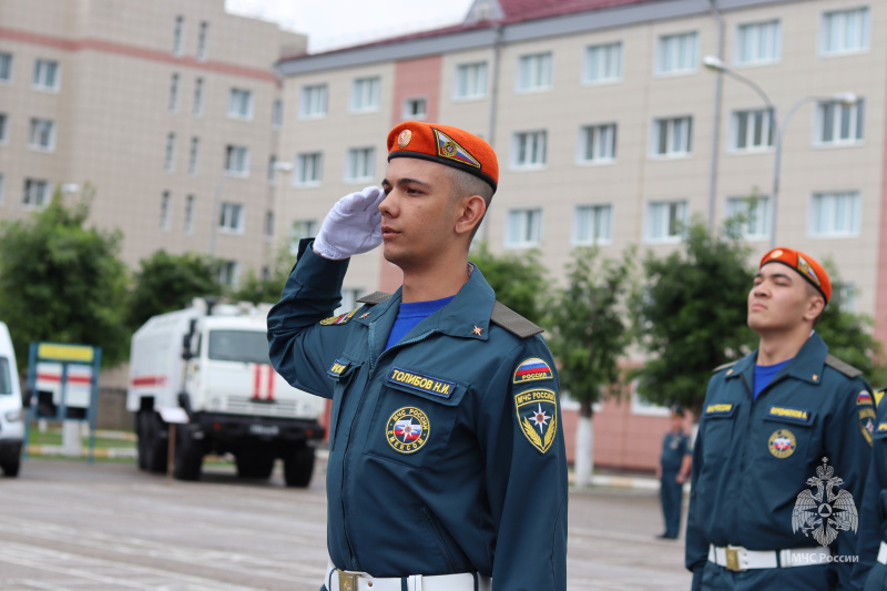 Молодое пополнение Волжского спасательного центра МЧС России приведено к военной присяге