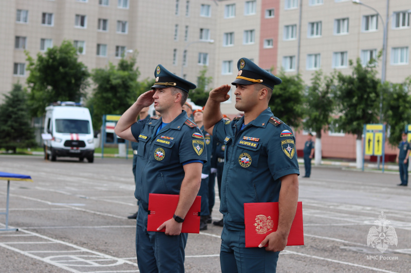 Молодое пополнение Волжского спасательного центра МЧС России приведено к военной присяге