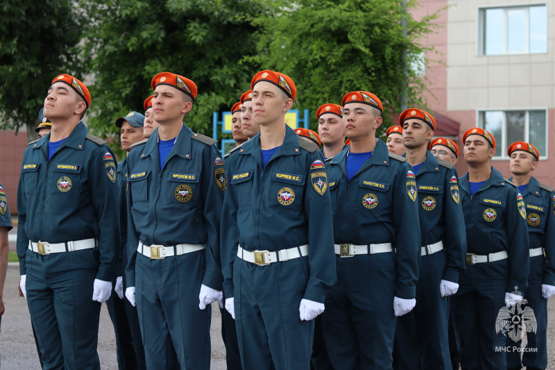 Молодое пополнение Волжского спасательного центра МЧС России приведено к военной присяге